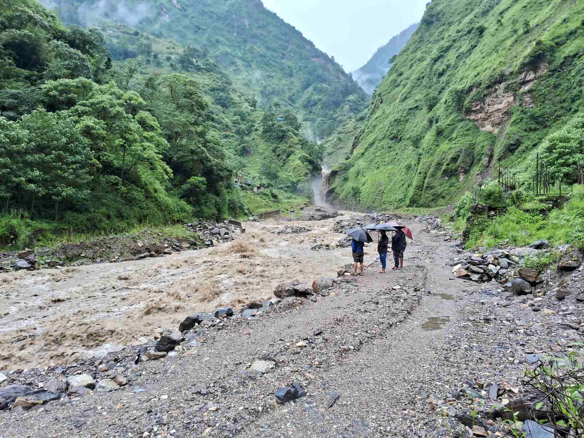 prakashh_khadka's tweet photo. Assuring that individuals and collectives are aware of their risks and how to respond appropriately to warnings with alert messaging is essential.
@PINinNepal Pratibaddha enhancing #EWS by building on local systems for #earlyactions in #landslides
#Preparedness
#ResponseCapacity https://t.co/4DODDuzi9t