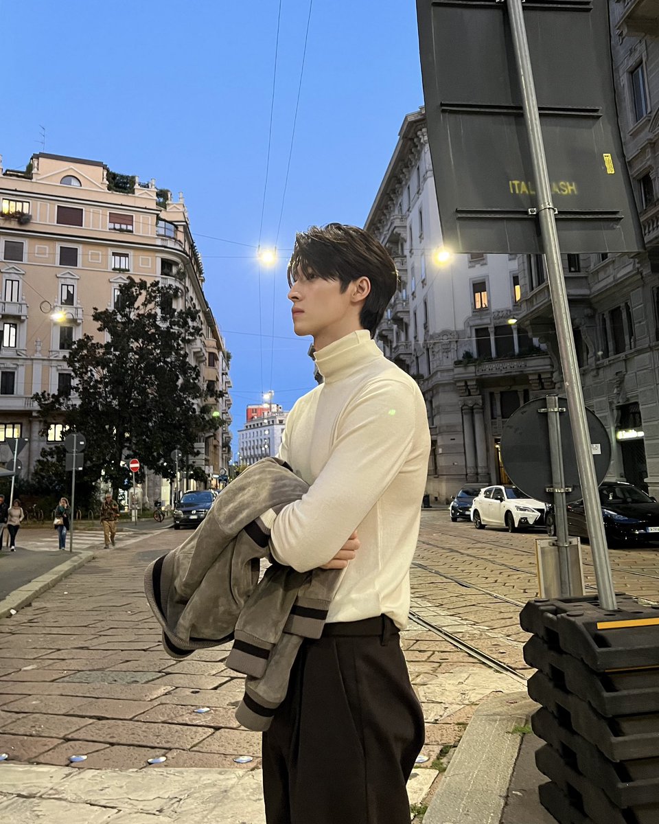 bluepongtiwat_'s tweet photo. A night walk https://t.co/9SW1UNhxhw