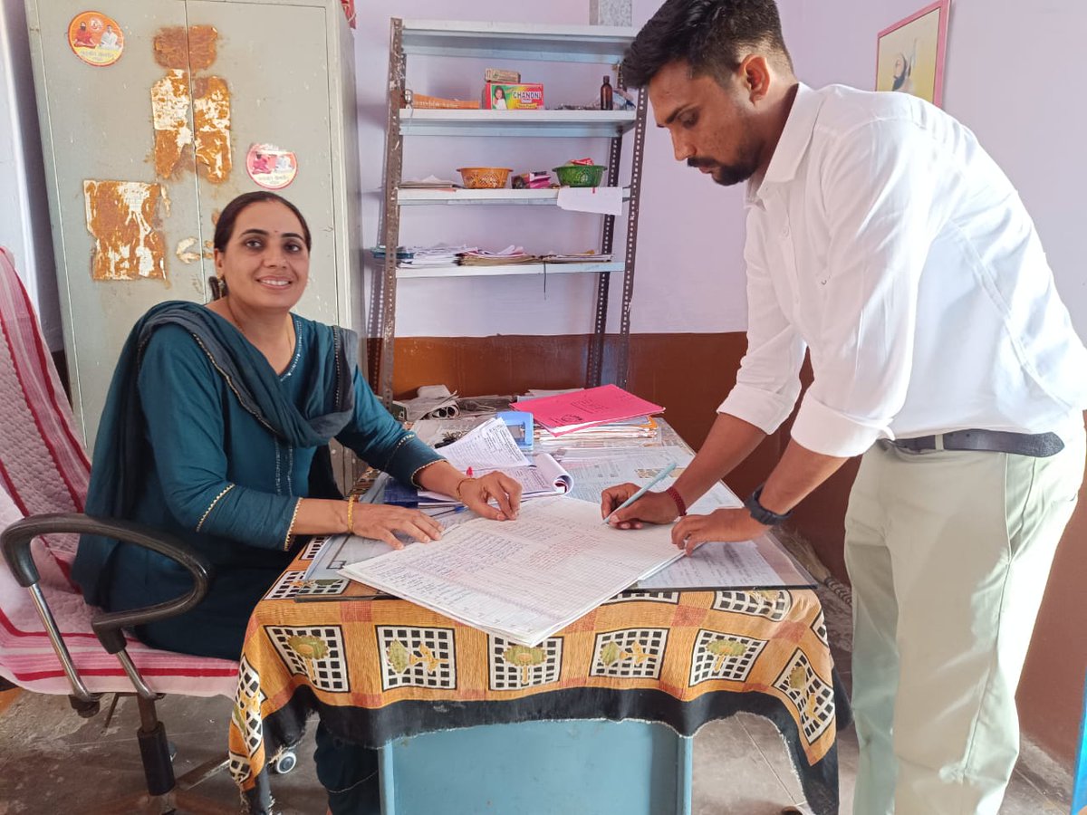 CPSingh44437423's tweet image. _माता-पिता,गुरुजन व ईश्वर के आशीर्वाद, धर्मपत्नी के सहयोग, शुभचिंतकों की दुआओं से आज राउप्रावि नेड़ी में *अध्यापक* पद पर कार्यग्रहण किया।_ 🥰🥰