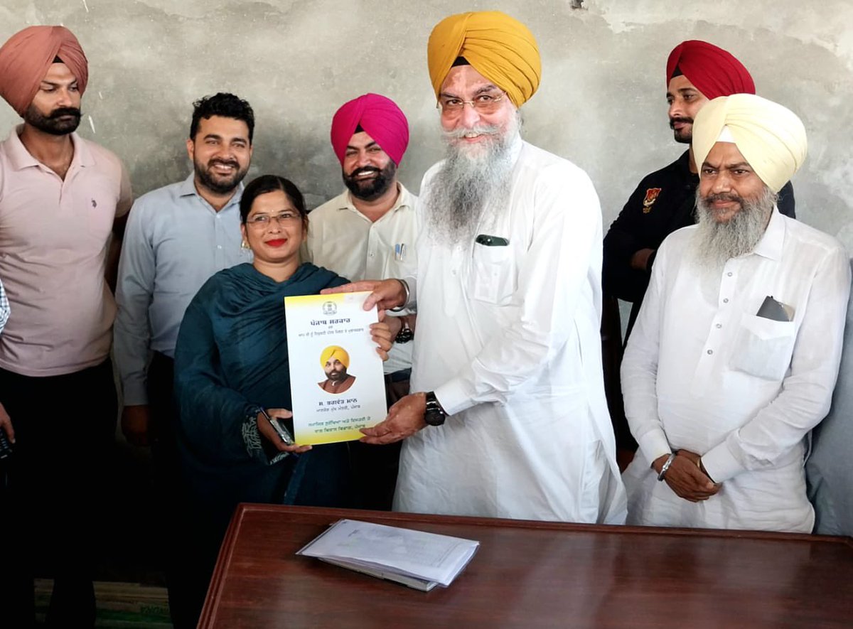 SpeakerSandhwan's tweet photo. ਬਿਨਾਂ ਪੈਸੇ, ਬਿਨਾਂ ਸ਼ਿਫਾਰਸ਼, ਸਿਰਫ਼ ਮੈਰਿਟ ਦੇ ਆਧਾਰ ਤੇ ਭਰਤੀ ਹੋਈਆਂ ਆਂਗਨਵਾੜੀ ਵਰਕਰਾਂ ਅਤੇ ਹੈਲਪਰਾਂ ਨੂੰ ਅੱਜ ਪਿੰਡ ਸੰਧਵਾਂ ਵਿਖੇ ਨਿਯੁਕਤੀ ਪੱਤਰ ਸੌਂਪੇ ਅਤੇ ਨਾਲ਼ ਹੀ ਆਪਣੀ ਨਵੀਂ ਮਿਲੀ ਜ਼ਿੰਮੇਵਾਰੀ ਪੂਰੀ ਇਮਾਨਦਾਰੀ ਅਤੇ ਤਨਦੇਹੀ ਨਾਲ ਨਿਭਾਓਣ ਦੀ ਤਾਕੀਦ ਕੀਤੀ।। https://t.co/flsQhrp10h