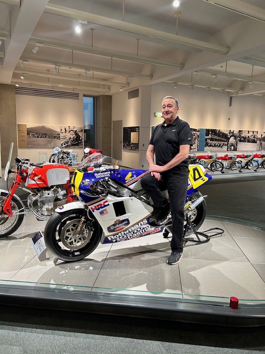 motegi_official's tweet photo. ＼MotoGP™︎日本🇯🇵グランプリ／

ホンダコレクションホールにフレディ・スペンサーさんがご来館💁🏻‍♀️

写真はNSR500(1985)とご本人です🏍️

特別展「二輪世界グランプリGarage Collection」の開催は決勝日10/1(日)まで🏁

皆様のお越しをお待ちしております✨

#MotoGP_jp https://t.co/LoF5MzPEWz