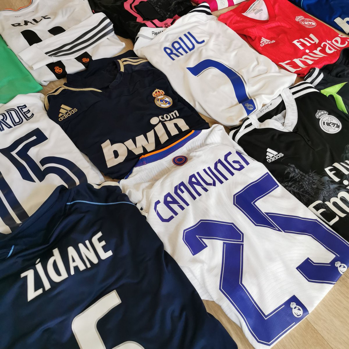 FootballShirtie's tweet image. 🤍 15 Real Madrid shirts tonight - 5pm

💥 Some cracking shirts - and namesets - hitting the site this evening

😳 Camavinga shirt is a kitroom issue

😕 Moving a few of these from my personal collection so I'll be sad to see a few go

#AuthenticAlways #RealMadrid #HalaMadrid