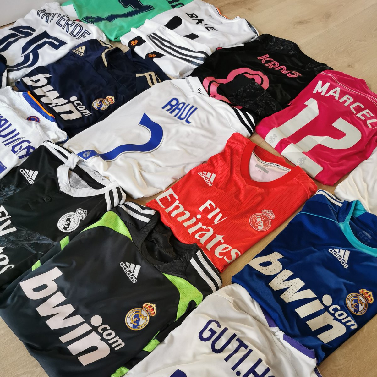 FootballShirtie's tweet image. 🤍 15 Real Madrid shirts tonight - 5pm

💥 Some cracking shirts - and namesets - hitting the site this evening

😳 Camavinga shirt is a kitroom issue

😕 Moving a few of these from my personal collection so I'll be sad to see a few go

#AuthenticAlways #RealMadrid #HalaMadrid