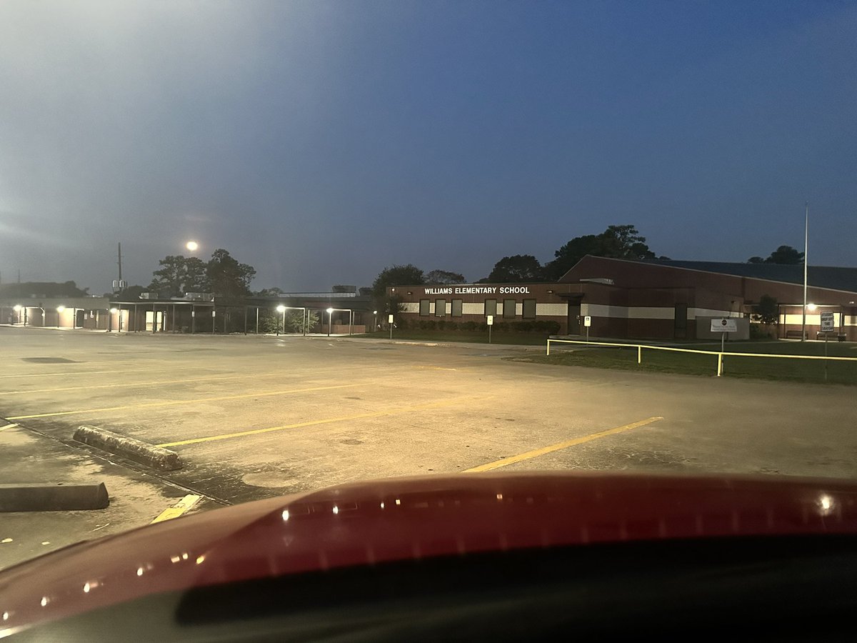 This picture does nothing for how beautiful the moon is over @weselementary this morning 😍 gorgeous Friday to all!