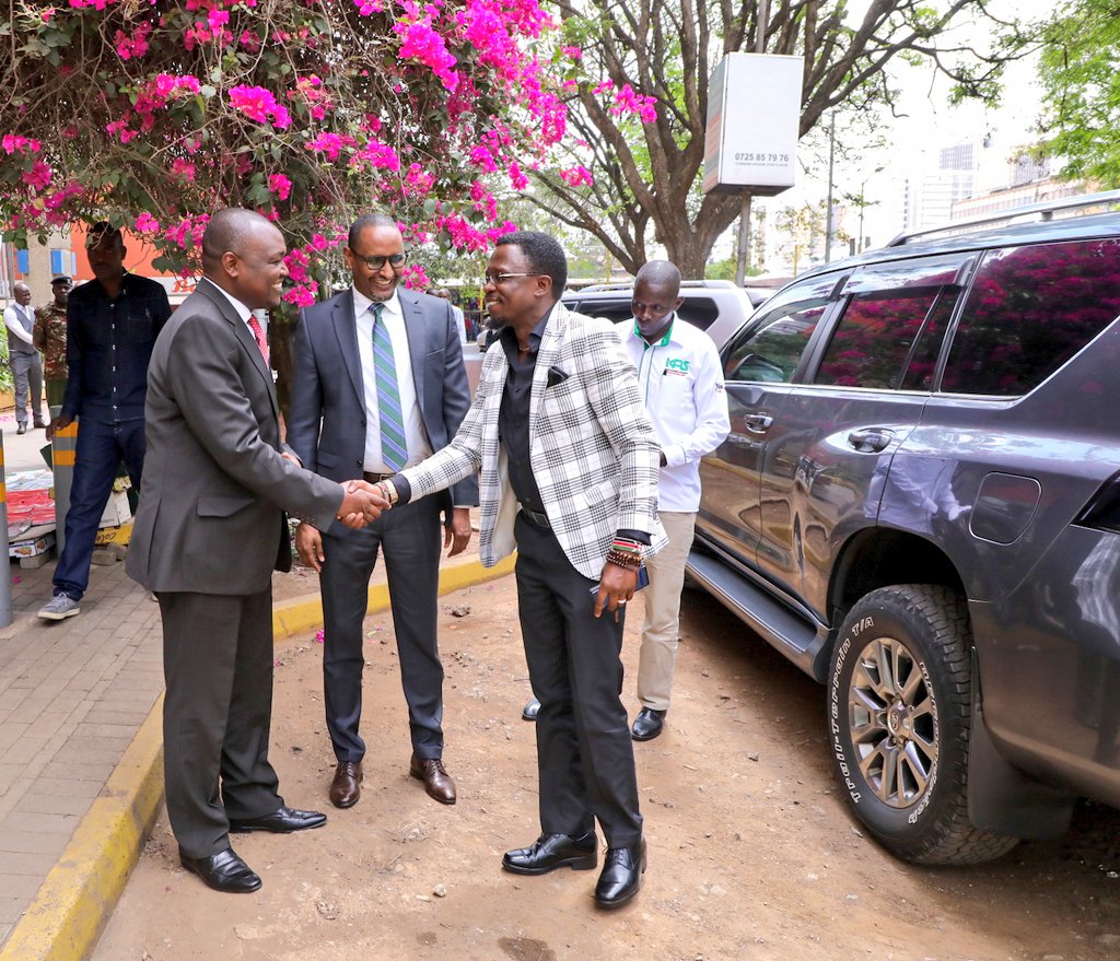 moyasa_ke's tweet photo. HAPPENING NOW

 CS @AbabuNamwamba flanked by PS @IsmailMaalim19 arrive at the @NRB_FilmCentre for the #StateOfFilmIndustryKe Summit. 
He is received by @InfoKfcb Ag. CEO @wamalwajl, Chair @njogunjoroge1, @kenyafilmcomm CEO @TimothyOwase1 &amp; @CultureCentreKE CEO @MichaelPundo https://t.co/bswzdjiBLN