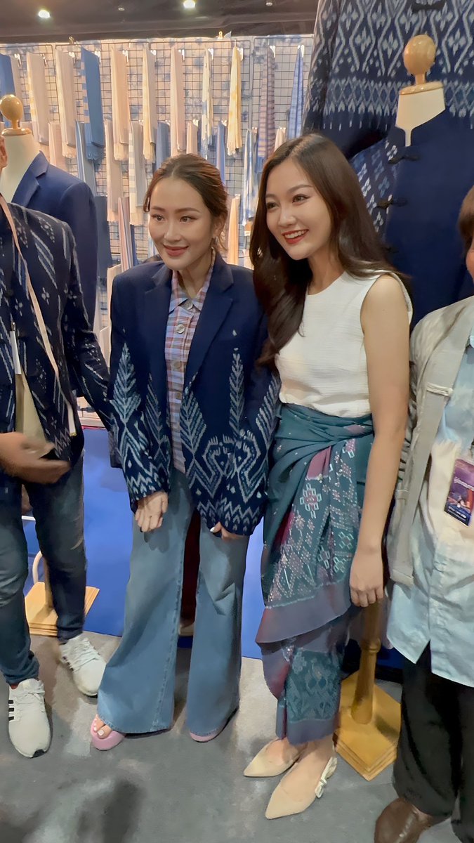 Jiratchayasapso's tweet photo. คุณอุ๊งอิ๊ง แพรทองธาร และสส.หญิงเพื่อไทย ชมงาน OTOP MIDYEAR 2023 พร้อมต่อยอดผ้าไทยและงานฝีมือ อีกหนึ่งนโยบาย Soft Power ของเพื่อไทยค่ะ 🤍 https://t.co/gPb1f7KZsU