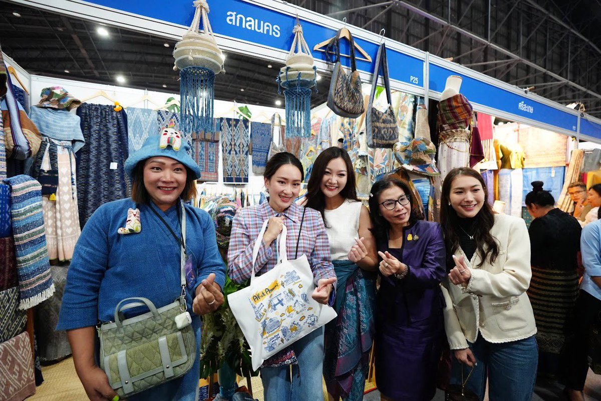 Jiratchayasapso's tweet photo. คุณอุ๊งอิ๊ง แพรทองธาร และสส.หญิงเพื่อไทย ชมงาน OTOP MIDYEAR 2023 พร้อมต่อยอดผ้าไทยและงานฝีมือ อีกหนึ่งนโยบาย Soft Power ของเพื่อไทยค่ะ 🤍 https://t.co/gPb1f7KZsU
