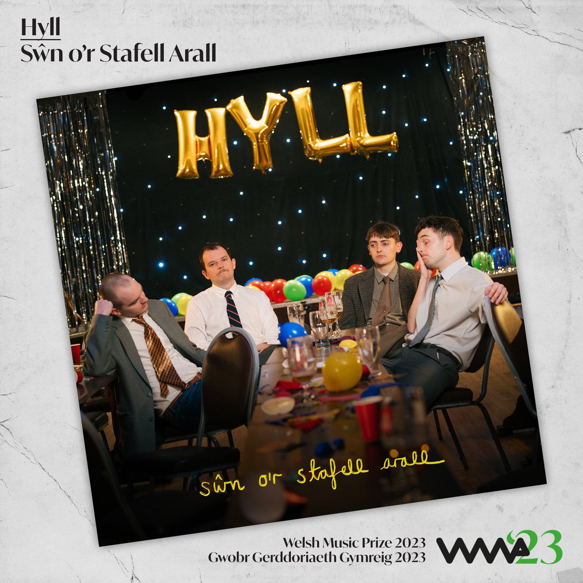 “Mae di bod yn lôn hir i gyrraedd y pwynt lle oedden ni’n barod i rannu ein albwm cyntaf, ar ôl dechrau allan yn yr ystafelloedd ymarfer yn yr ysgol 8 mlynedd yn ôl. Mae’r ymateb i’r albwm wedi bod yn galonogol iawn, a ni mor falch bo pobl wedi mwynhau’r gwaith.”

💬 <a href="/Hyllband/">Hyll</a>