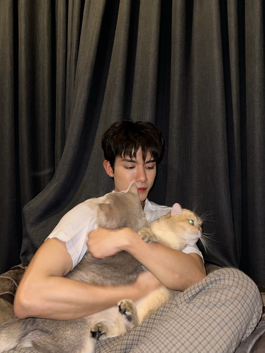 netsiraphop's tweet photo. พ่อลูกสอง 🐱 #netsiraphop https://t.co/mvalnOI4iX