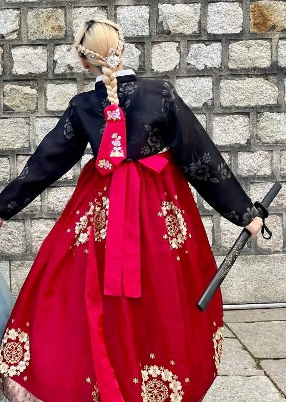 chiquitanın saç örgüsü çok güzel + eline kılıcını da almış hem harbi hem barbie