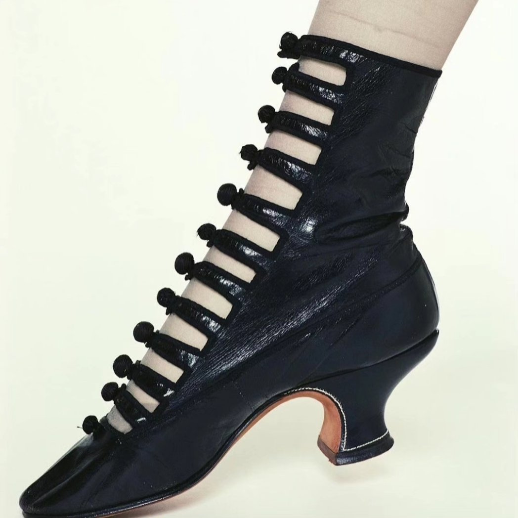 ModaTejidos's tweet photo. Botinas para caminar de mujer.  Ca. 1880 Marca Dupuis Jacobs
Cuero flexible, tacón de carrete, adornadas con tiras abotonadas desde el empeine hasta el tobillo
 Vía The Kyoto Costume Institute 
#KCI #Botinas #calzado #historiadelcalzado #SigloXIX  #shoes #FashionHistory https://t.co/fu407sVmAL