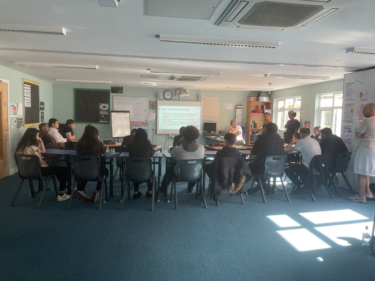 Sloughforall's tweet image. Great session today at haybrook, educating young people on knife crime and street saftey. Showcasing our bleed kits and afterwards doing some VR 👌🏼😎