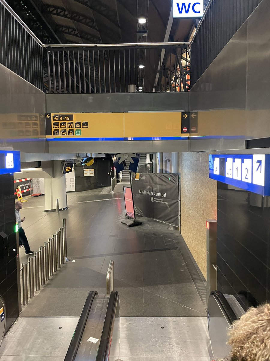 VincentMentzel's tweet photo. Duistere chaos @NS_online @ CentraalStation Amsterdam Geen, 0, zero, nada informatie op stationsplein en perrons over afsluiting Hoofdingang. Wat een afgang qua service @wkoolmees #trapoptrapaf https://t.co/bhrv462U6P