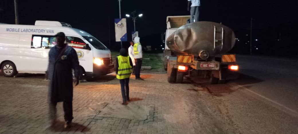 Our Midwest team conducting night enforcement together with @Ugandapolice1 along Kla - Hoima Highway. We inspect road milk tankers and do on-spot testing of raw milk to ensure safety and hygiene @MpiiraSamson @@MAAIF_Uganda @DrRwamiramaBK @GcicAgriculture