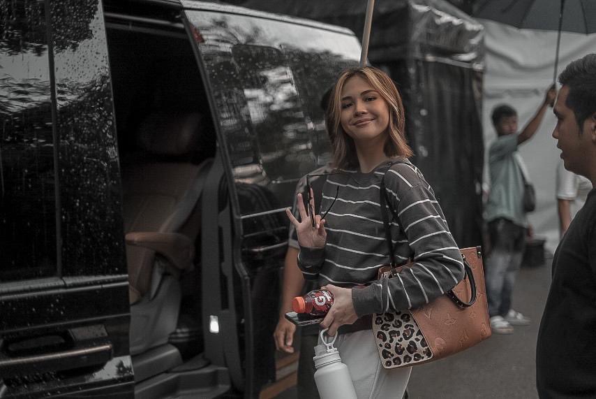 kowalerts's tweet photo. SURPRISE! 🤯

LOOK: Balik horror-thriller ang Kapamilya star na si Janella Salvador sa pelikulang #Mallari. 

Namataan ang aktres sa set ng pelikulang pagbibidahan ni Piolo Pascual. 

Kilala si Janella sa kanyang pagganap sa mga horror film na Haunted Mansion, Bloody Crayons, at The Heiress. 

Umani rin ng papuri ang aktres sa thriller series na #TheKillerBride ng ABS-CBN noong 2019.