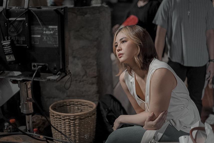kowalerts's tweet photo. SURPRISE! 🤯

LOOK: Balik horror-thriller ang Kapamilya star na si Janella Salvador sa pelikulang #Mallari. 

Namataan ang aktres sa set ng pelikulang pagbibidahan ni Piolo Pascual. 

Kilala si Janella sa kanyang pagganap sa mga horror film na Haunted Mansion, Bloody Crayons, at The Heiress. 

Umani rin ng papuri ang aktres sa thriller series na #TheKillerBride ng ABS-CBN noong 2019.