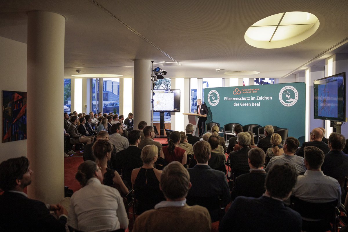 Koettker_K's tweet photo. 120 Gäste, kein freier Stuhl im Saal, spannende Diskussionen auf der Bühne. Mit dabei: MdBs aus allen Fraktionen, Verbände, NABU und Influencer. Hat Spaß gemacht, den parlamentarischen Abend der FABLF im Haus der Bundespressekonferenz zu organisieren. Danke ans Team! https://t.co/uU4Q6Dcrj2