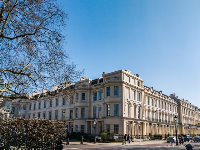 cadogantate's tweet image. For those moving to Regent’s Park, its proximity to central London is certainly an attractive factor. It’s commutable by foot, though numerous Underground stations are nearby for a quick route into the City. cadogantate.com/en/moving-serv… #MovingToLondon #MovingToUK