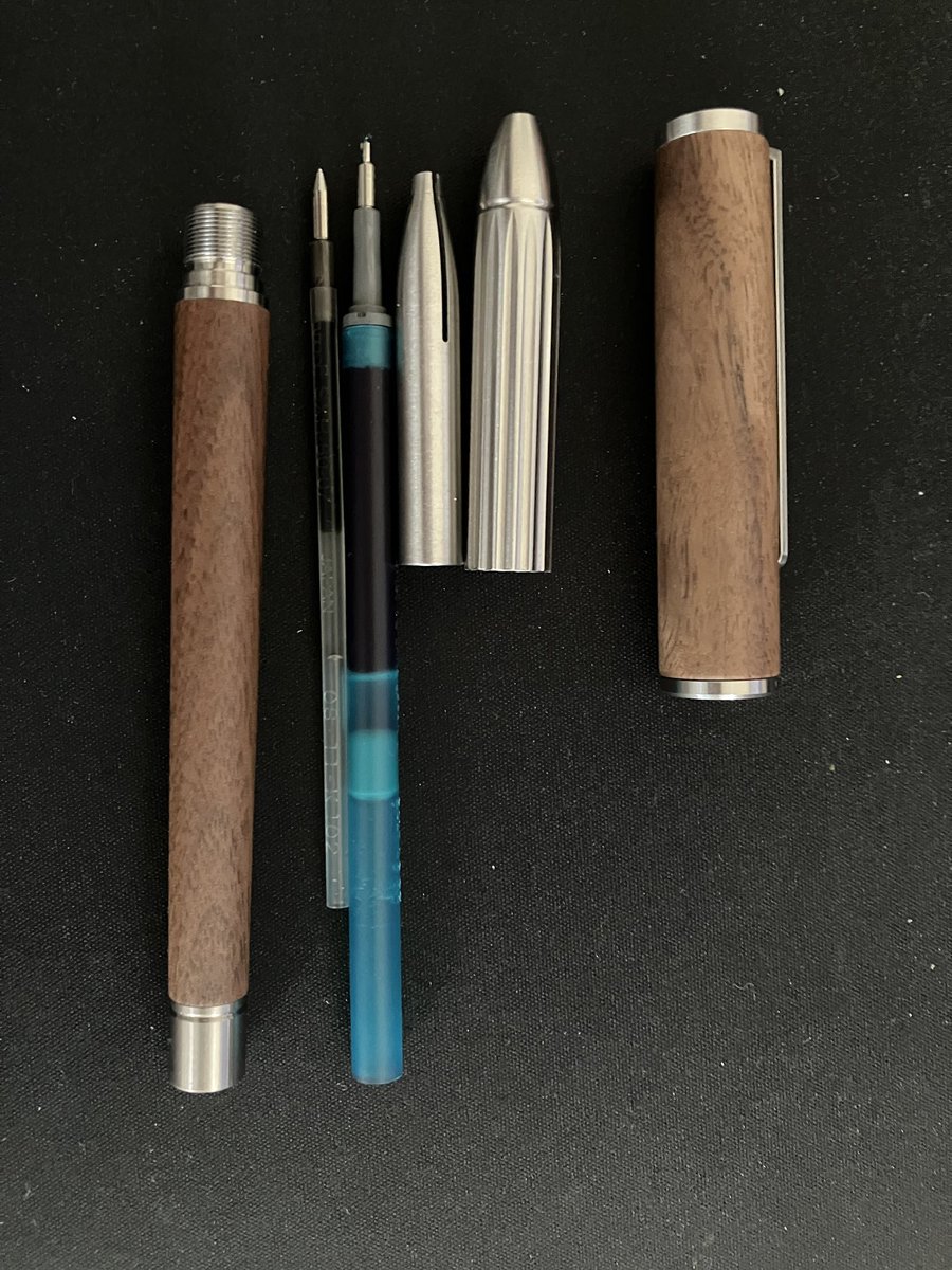 zeak_w's tweet photo. REFILL PEN JACKET
クラウドファンディングで発売前に安く入手。これはまじで良かった。
重量バランス、持ち手の感じ、キャップを尻軸にはめたときのバランスも良いし、細目のジェットストリームのリフィルでも、ぺんてるエナージェルの太いリフィルでも何でも合う。
#DEEF https://t.co/VwuzpA1iZr