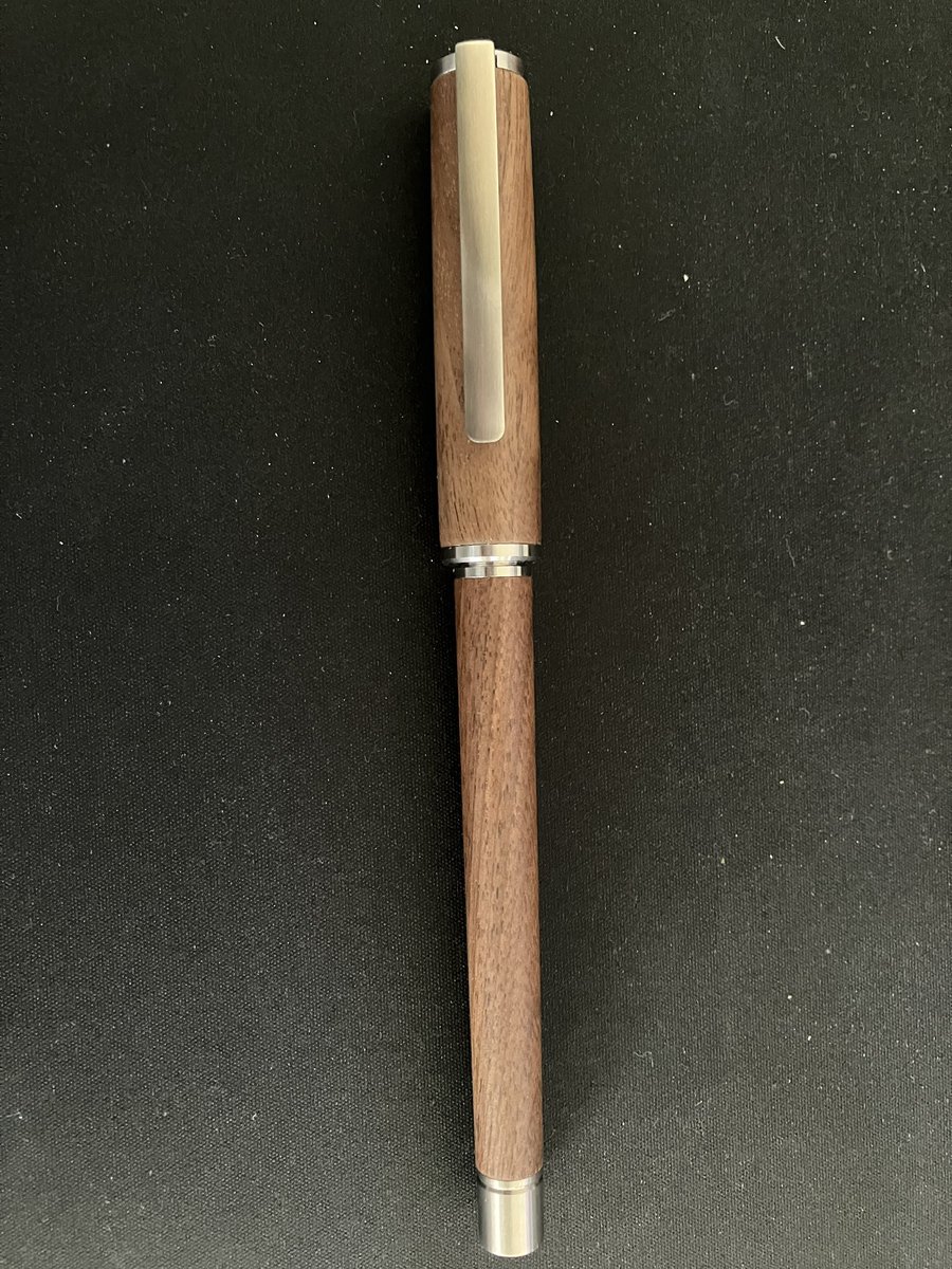 zeak_w's tweet photo. REFILL PEN JACKET
クラウドファンディングで発売前に安く入手。これはまじで良かった。
重量バランス、持ち手の感じ、キャップを尻軸にはめたときのバランスも良いし、細目のジェットストリームのリフィルでも、ぺんてるエナージェルの太いリフィルでも何でも合う。
#DEEF https://t.co/VwuzpA1iZr