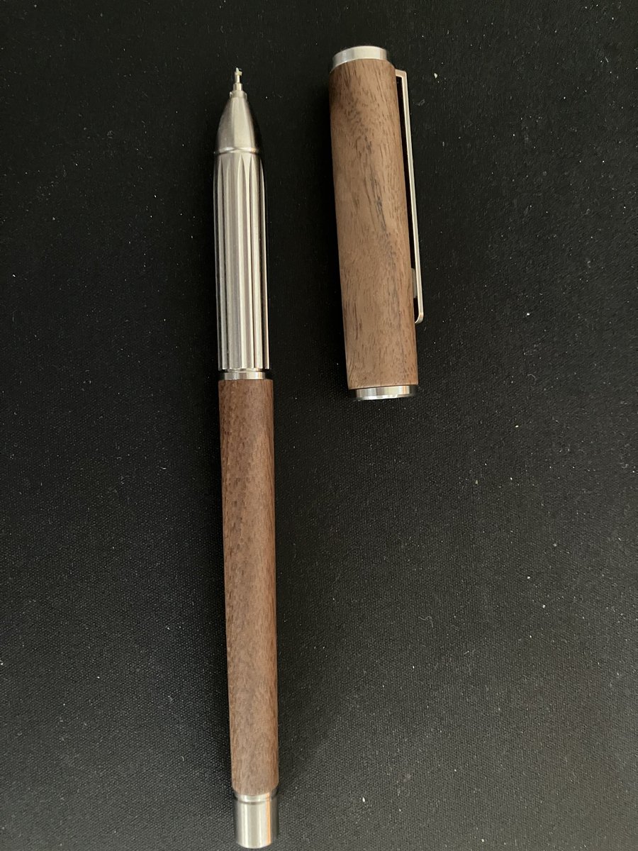 zeak_w's tweet photo. REFILL PEN JACKET
クラウドファンディングで発売前に安く入手。これはまじで良かった。
重量バランス、持ち手の感じ、キャップを尻軸にはめたときのバランスも良いし、細目のジェットストリームのリフィルでも、ぺんてるエナージェルの太いリフィルでも何でも合う。
#DEEF https://t.co/VwuzpA1iZr