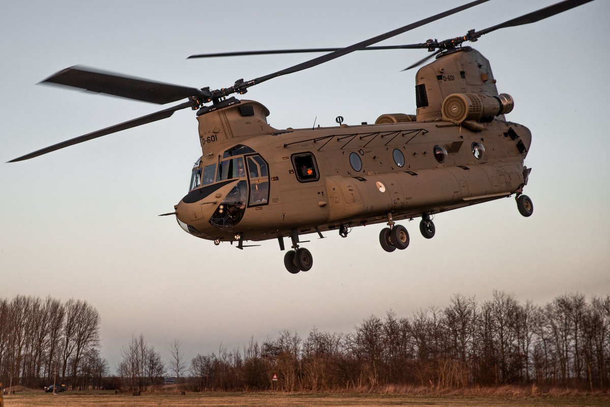 Het kabinet wil meer bijdragen aan de @NATO-missie in #Irak. Naast een Force Commander met stafcapaciteit, levert @Defensie een detachement met drie #Chinook-transporthelikopters van de @Kon_Luchtmacht. 👉 defensie.nl/actueel/nieuws…