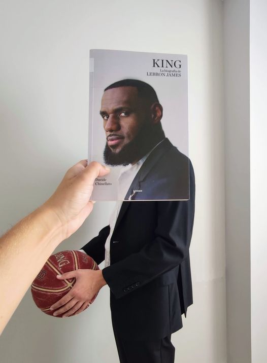 🏀 Els apassionats del bàsquet tenen una cita amb el #BookFaceFriday d'avui!
📖 “King: la biografía de Lebron James”
✍️<a href="/dchinellato/">Davide Chinellato</a>
👅 Paula González
🏛️ <a href="/Corner_Ed/">Córner_Ed</a>
#BiblioRahola #BiblioRahola175 #BibliotequesCat #King #LeBronJames #Girona