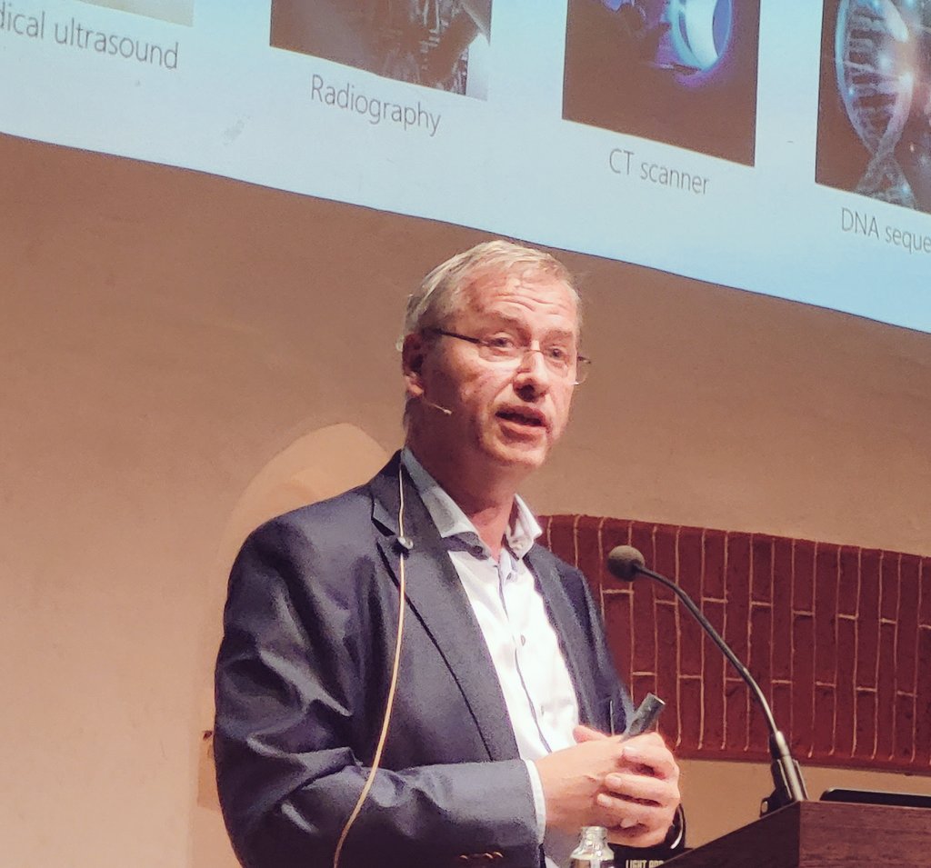 Photons can’t do it all by themselves. Rudi De Winter , CEO of @XFAB_FOUNDRY, is with us at #LightAndEnlightenment, telling us how photonics and electronics should join forces to tackle societal challenges. @PhotonicsUgent @ugent @imec_int