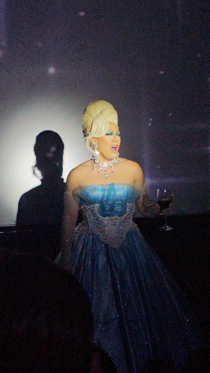 first viewing party i attended for this szn and the reason why i watched kasi si @arizonabrandy ang main drag queen invited sa fave ko @fftgcafe 🥹🧡 TAPOS SAKIN PA TUMINGIN 🥹🫶 love u arizona! iuwi mo na ang korona, ikaw na ‘to 👑 #TeamArizona #DragRacePH #ArizonaBrandy