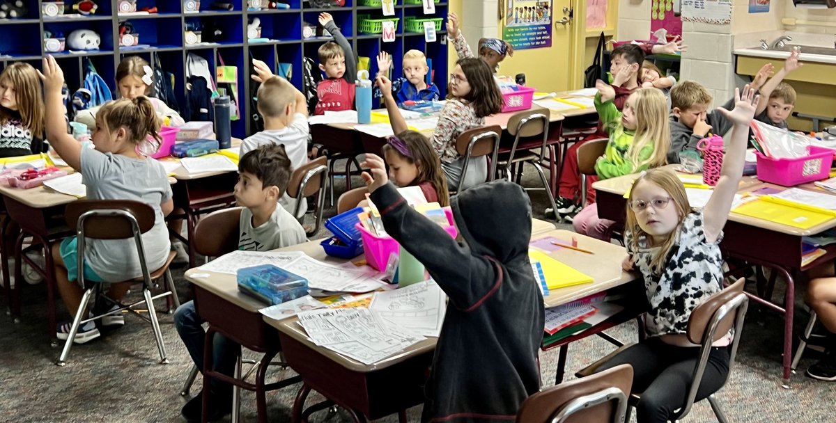 MrsMartinSmiles's tweet photo. Miss Kristen, a meteorologist with the National Oceanic and Atmospheric Administration, virtually visited our classroom yesterday! First grade scientists loved learning from this weather expert! 🌦️⚡️☔️❄️🌪️🌈 #AskAMeteorologist #MakeLearningFun ⁦@NOAA⁩ ⁦⁦@NWSILN⁩ https://t.co/7UeGIzF4mC