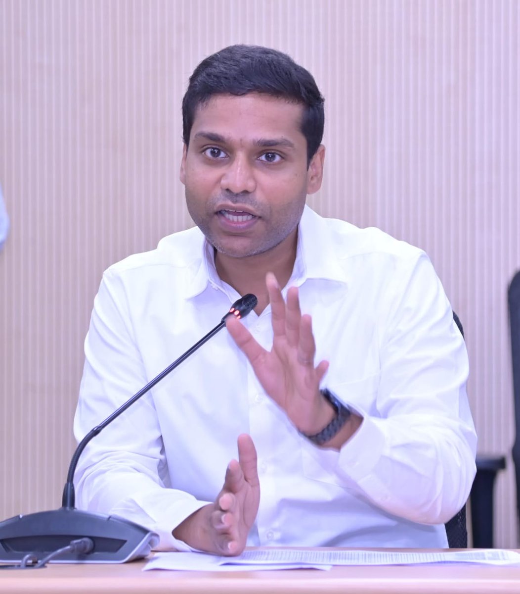 dpro_peddapalli's tweet photo. ప్రభుత్వపాఠశాలల్లో నాణ్యమైన విద్యాబోధన, విద్యార్థులఆరోగ్యం , తొలిమెట్టు,ఉన్నతి కార్యక్రమాల నిర్వహణ వంటి పలుఅంశాలపై విద్యాశాఖ అధికారులతో సమీక్ష. జిల్లాలో అక్టోబర్ 1న రాష్ట్ర పరిశ్రమలు, ఐటి.,పురపాలక శాఖ మంత్రి పర్యటనఏర్పాట్లపై అధికారులతో సమీక్షించిన జిల్లాకలెక్టర్. @Collector_PDPL https://t.co/k0srSwdloP