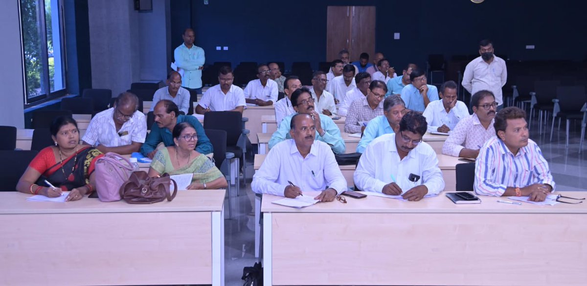 dpro_peddapalli's tweet photo. ప్రభుత్వపాఠశాలల్లో నాణ్యమైన విద్యాబోధన, విద్యార్థులఆరోగ్యం , తొలిమెట్టు,ఉన్నతి కార్యక్రమాల నిర్వహణ వంటి పలుఅంశాలపై విద్యాశాఖ అధికారులతో సమీక్ష. జిల్లాలో అక్టోబర్ 1న రాష్ట్ర పరిశ్రమలు, ఐటి.,పురపాలక శాఖ మంత్రి పర్యటనఏర్పాట్లపై అధికారులతో సమీక్షించిన జిల్లాకలెక్టర్. @Collector_PDPL https://t.co/k0srSwdloP