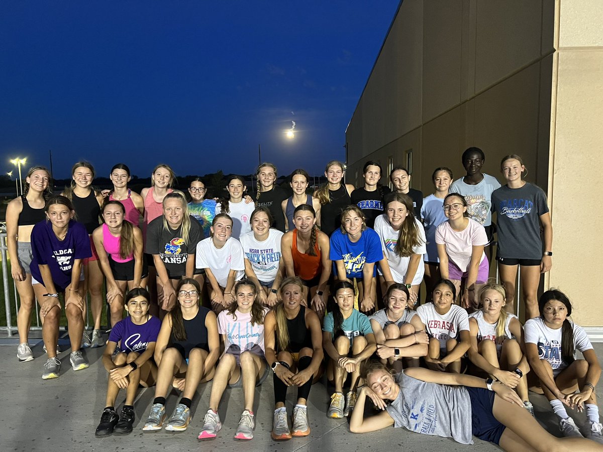 KHSGirlsTFXC's tweet photo. Cat Pride mornings are extra special. A Little Rain, a Harvest Moon and a Nebraska Sunrise all in 60 minutes. #PrepareForVictory https://t.co/q17F7UuC6e