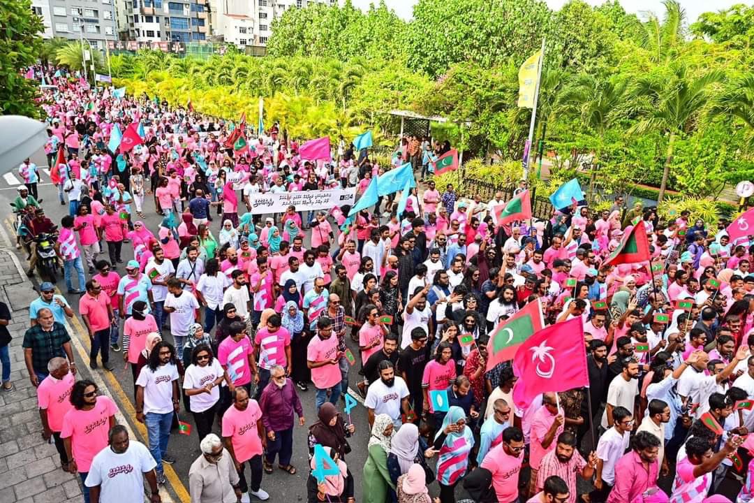 ދިވެހީންގެ ރާއްޖެ ހިނގާލުން.

#Vote4Muizzu
#DhiveheengeRaajje
#TeamMuizzu
#FreePresidentYameen