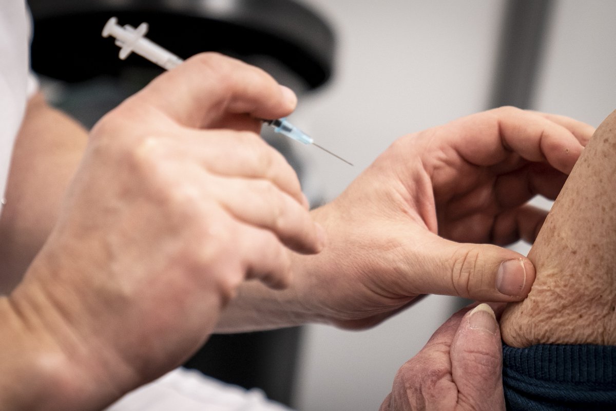 Med syv hospitaler, et sundhedscenter og 85 apoteker er Region Hovedstaden klar til at tilbyde de +65 årige og de særligt sårbare vaccination mod influenza og covid-19 fra d. 1. oktober #dkpol #dkmedier regionh.dk/presse-og-nyt/…