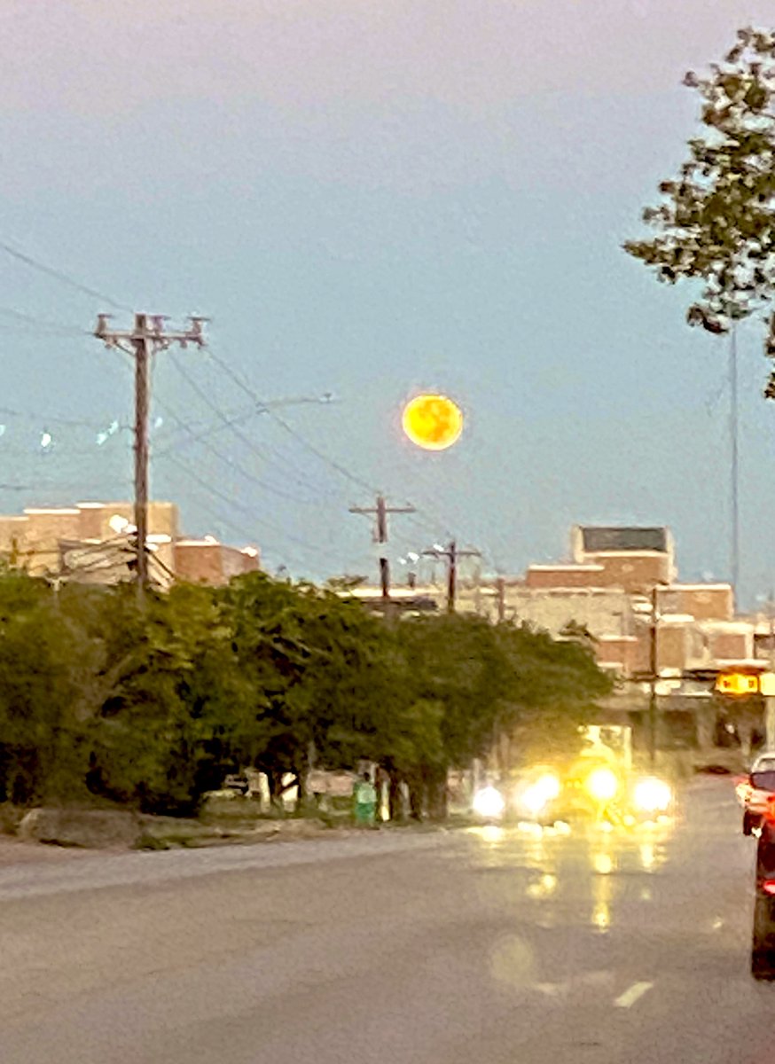 Good morning moon 👋 #SuperMoon