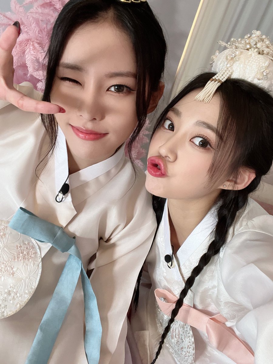by_Weeekly's tweet photo. [#조아] 
우리 데일리 가족들이랑 행복한 시간 보내고 있어요~??🤔🫶🏻💕

#Weeekly #위클리
#먼데이 #지한 
#Monday #Jihan https://t.co/A79mnoSGxt