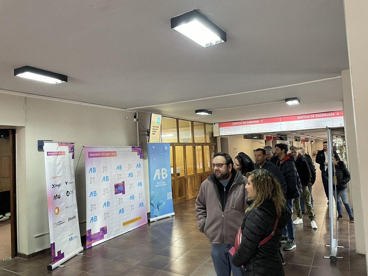 BitcoinAR's tweet image. 🔥 ¡Ya están llegando los primeros participantes de #DescentralizAR!

🚀Hasta las 18hs, charlas y talleres con especialistas sobre #Bitcoin  y la #criptoeconomía en @fceuncuyo

Gracias por hacerlo posible 📌 + @BingXLatino @vibrant_latam 
@n1uapp @moneyonchainES 
@Kriptonmarket
