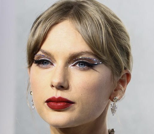 OmarRiverosays's tweet image. BREAKING: Trumper radio host launches unhinged rant, demands that Taylor Swift and her profesional football player boyfriend Travis Kelce be “prosecuted and hung” for leading Americans “to their slaughter” by promoting the new COVID-19 vaccine. 

But it gets even WORSE…

The…