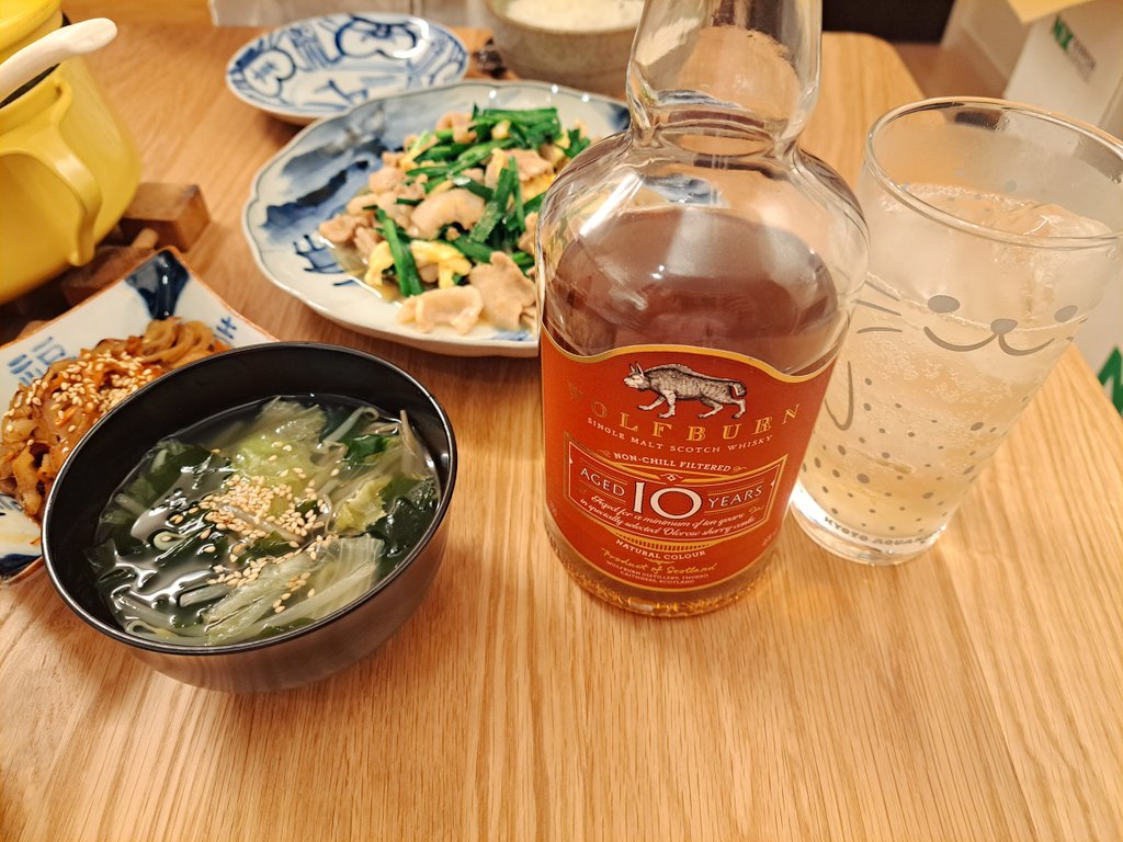 gallchno's tweet photo. 今日は一日勉強頑張ったので、ウルフバーン10年で🥃✨
ハイボールでも好みのナッツ感があって良いね◎ 多少度数落として飲むほうが好きかな😊
#wolfburn10 https://t.co/jmg3m9UBJk