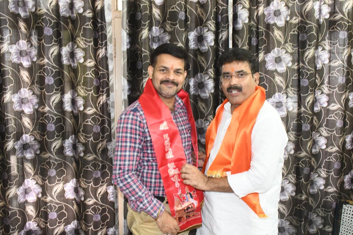 JournalistJagd2's tweet image. भाजपा जिलाध्यक्ष बनाए जाने के बाद #RajeshShukla जी का पहली बार @BarabankiDainik Jagransitapur कार्यालय आना हुआ। वह टीम से खुलकर बतियाए और जिले की राजनीतिक गतिविधियों पर भी चर्चा की। 
@followers @BJP4India @BJP4Awadh1 @BJP4UP