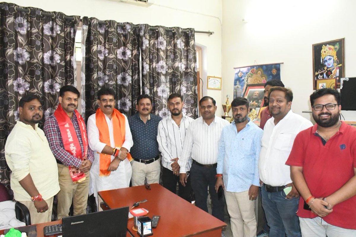 JournalistJagd2's tweet image. भाजपा जिलाध्यक्ष बनाए जाने के बाद #RajeshShukla जी का पहली बार @BarabankiDainik Jagransitapur कार्यालय आना हुआ। वह टीम से खुलकर बतियाए और जिले की राजनीतिक गतिविधियों पर भी चर्चा की। 
@followers @BJP4India @BJP4Awadh1 @BJP4UP