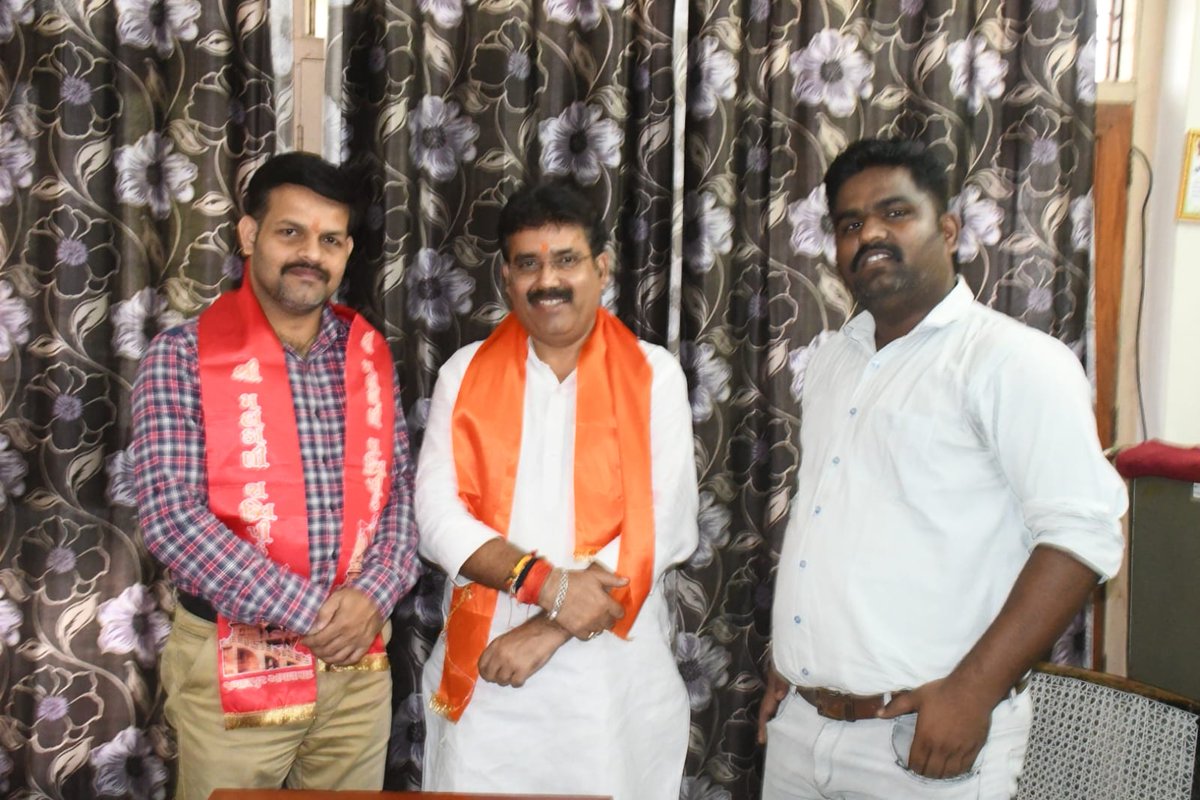 JournalistJagd2's tweet image. भाजपा जिलाध्यक्ष बनाए जाने के बाद #RajeshShukla जी का पहली बार @BarabankiDainik Jagransitapur कार्यालय आना हुआ। वह टीम से खुलकर बतियाए और जिले की राजनीतिक गतिविधियों पर भी चर्चा की। 
@followers @BJP4India @BJP4Awadh1 @BJP4UP