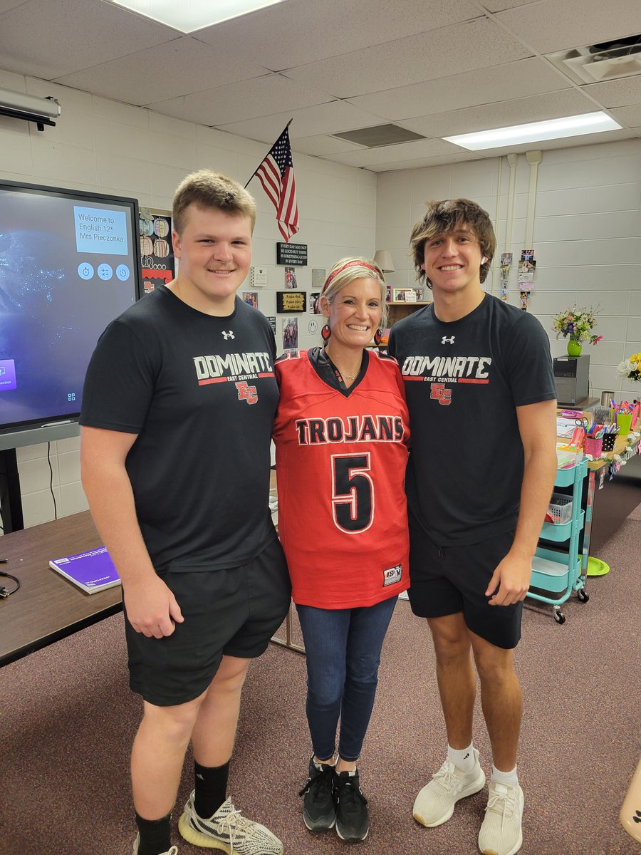 Mr_Meiners's tweet image. Each week during the regular season, our seniors vote for our EC Football Teacher of the Week. These teachers impact our players' lives. Our Week 7 Teacher of the Week is Mrs. Pieczonka! Thank you Mrs. P for all you do for our players! #StLeonIsSpecial