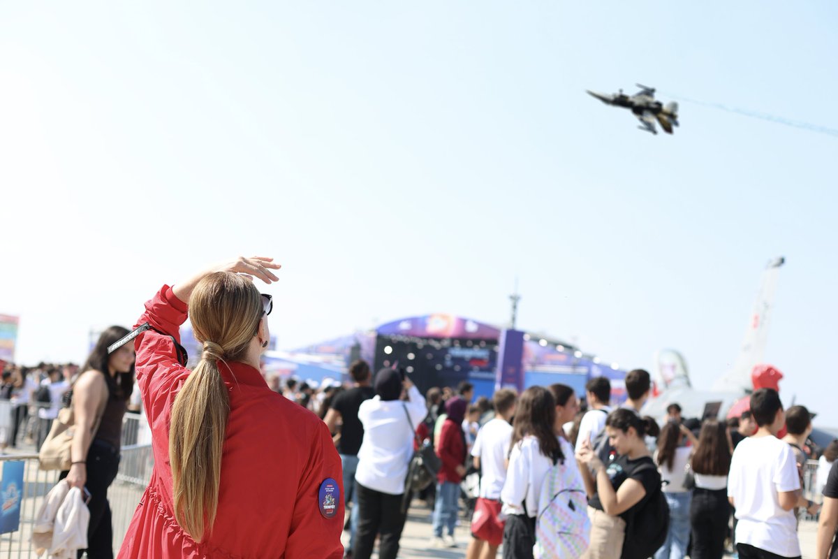 universitemDEU's tweet photo. Rektörümüz @hotar_nukhet, #Teknofest alanında, yerli ve milli imkanlarla üretilen, ülkemizin gurur kaynağı olan hava filomuzun yıldızlarını yakından inceleme fırsatı buldu. Cumhurbaşkanımız @RTErdogan'ın ortaya koyduğu 'Milli Teknoloji Hamlesi'nin gökyüzündeki eserleri olan uçak filosunun gösterileri izleyenlerin göğsünü kabarttı. Cumhuriyetimizin 100. yılında karada, havada ve denizde; tam bağımsız Türkiye!