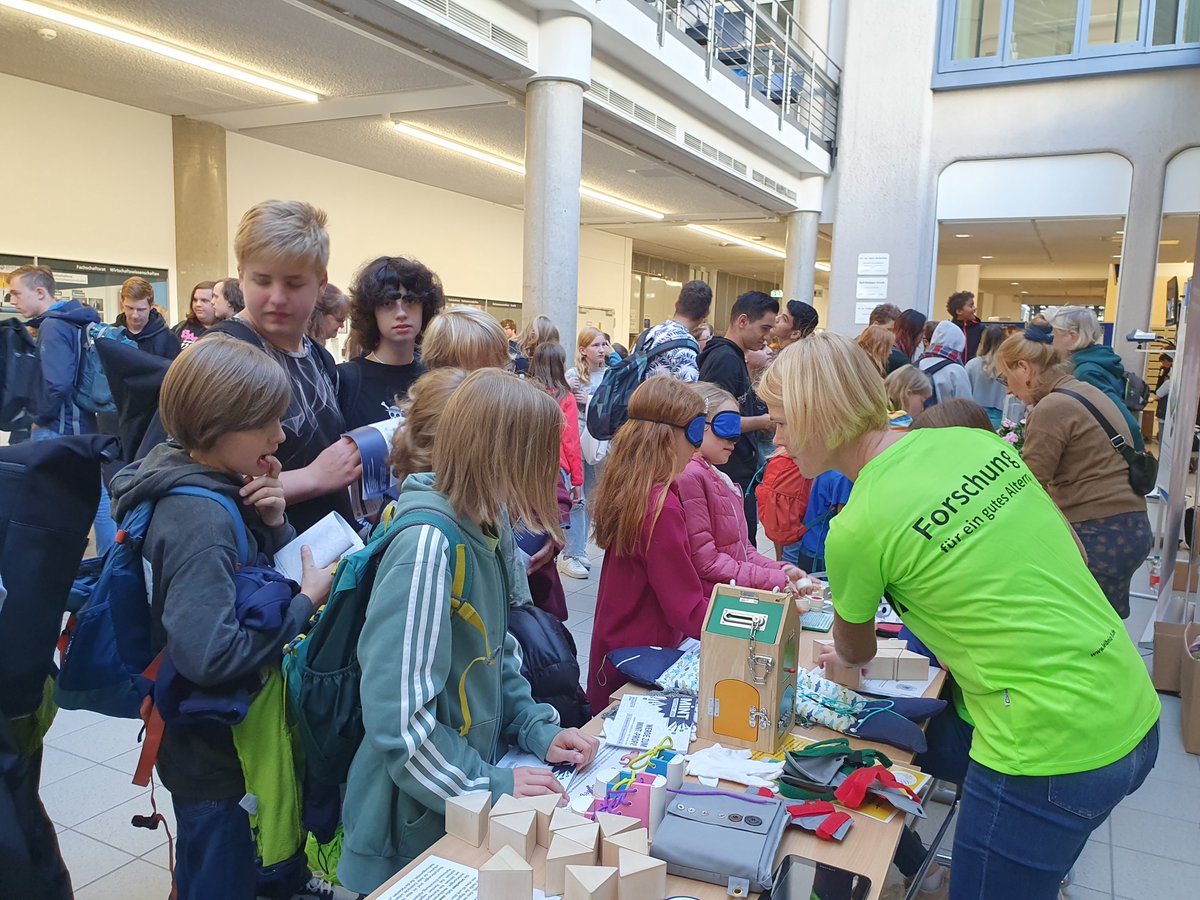 LeibnizFLI's tweet photo. Vielen Dank an alle, die unseren Stand @mint_jena besucht haben. Wir haben uns sehr über das Interesse an unserer Forschung und unseren Ausbildungsberufen gefreut. Danke auch an das Orga-Team @UniJena - das Festival war ein voller Erfolg👍!
@JenaVersum #momintmal #gesundesaltern https://t.co/U4NFfYu7Zw