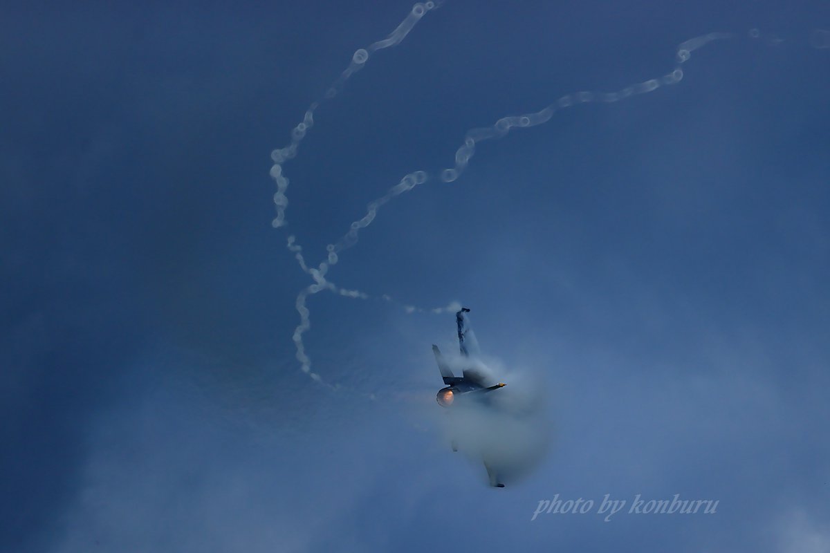 k12_konburu's tweet image. 「PACAF F-16 DEMOTEAM」
ベイパーを出しながら９Gターン

#三沢基地航空祭2023 
#demopacaf
#pacafviperdemoteam