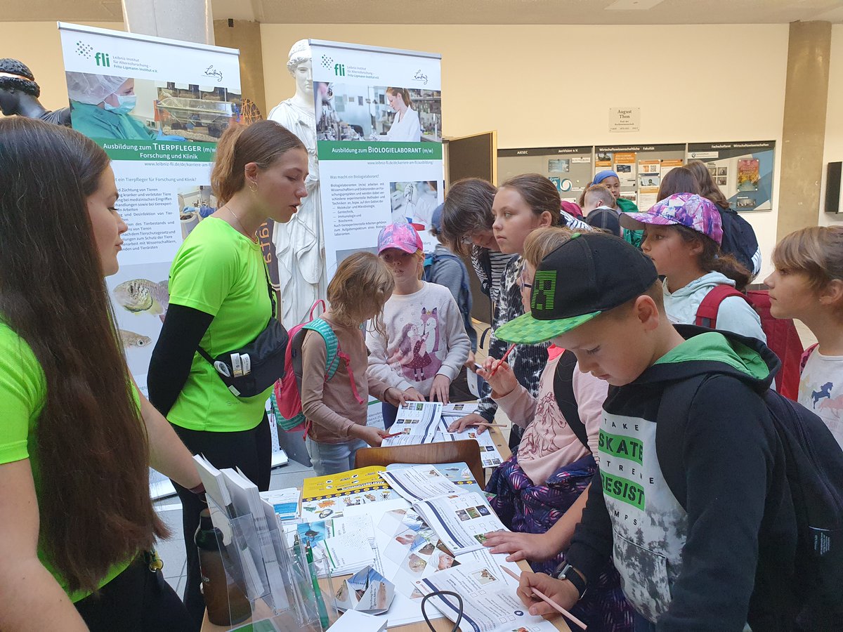 LeibnizFLI's tweet photo. Vielen Dank an alle, die unseren Stand @mint_jena besucht haben. Wir haben uns sehr über das Interesse an unserer Forschung und unseren Ausbildungsberufen gefreut. Danke auch an das Orga-Team @UniJena - das Festival war ein voller Erfolg👍!
@JenaVersum #momintmal #gesundesaltern https://t.co/U4NFfYu7Zw