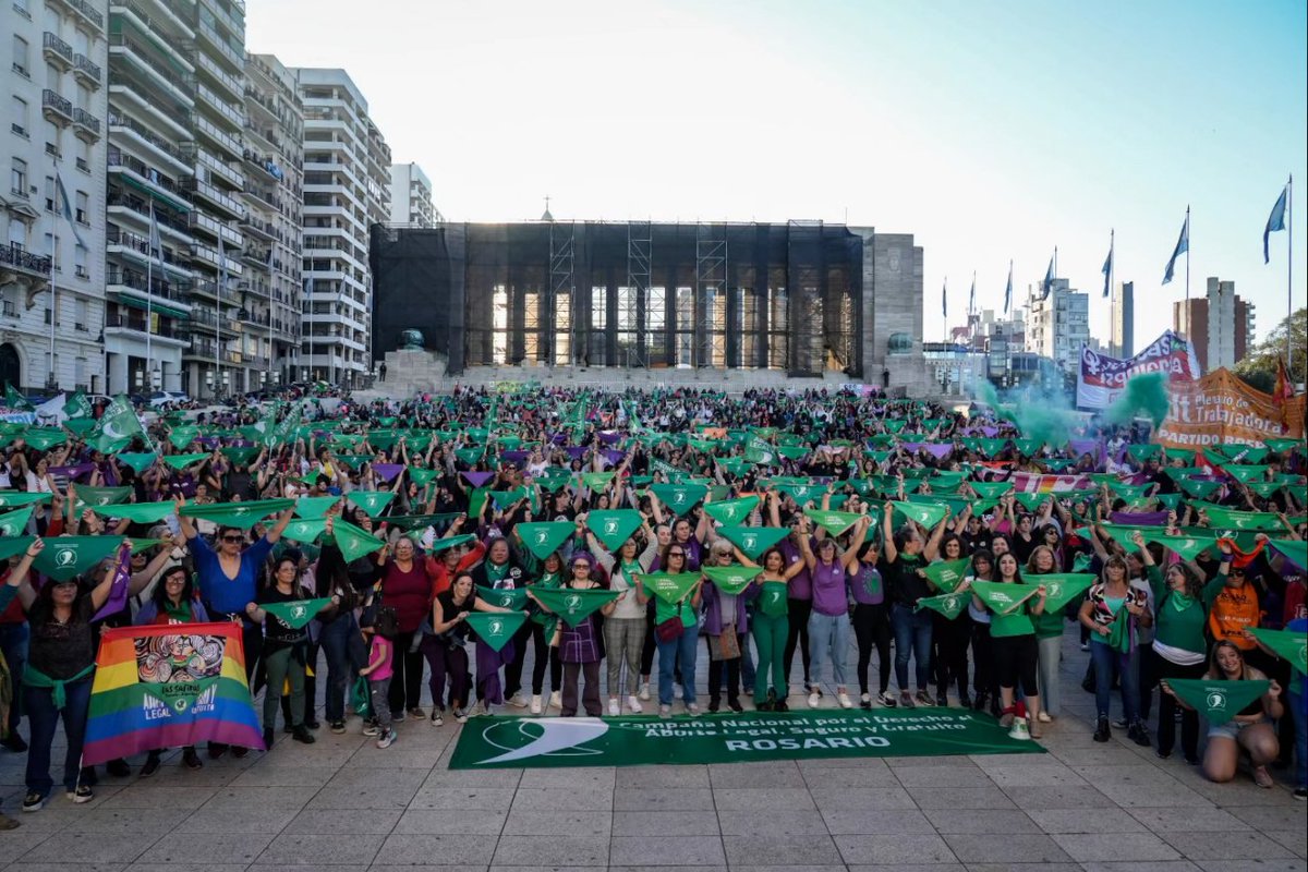 Furia_Fem's tweet photo. La marea verde sigue en las calles 🔥💚
Por los derechos conquistados y por los que faltan. Ni un paso atrás ✊🏾💚 https://t.co/uUfNBX3Yew