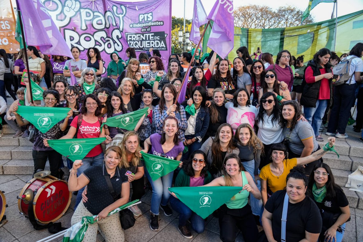 Furia_Fem's tweet photo. La marea verde sigue en las calles 🔥💚
Por los derechos conquistados y por los que faltan. Ni un paso atrás ✊🏾💚 https://t.co/uUfNBX3Yew